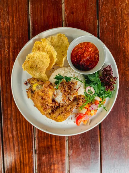 Kızarmış pilav, kızarmış yumurta, tavuk ve salata.