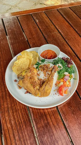 Endonezya yemeği, kızarmış tavuk, kızarmış pilav ve kızarmış tavuk soslu ve kızarmış tavuk.