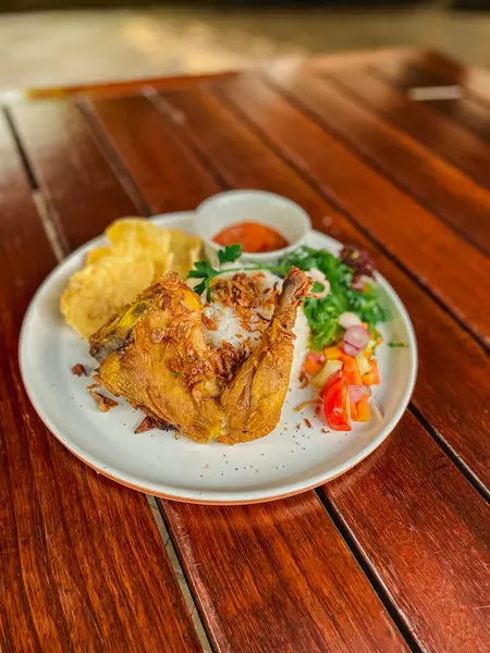 Sebzeli kızarmış tavuk ve salata.