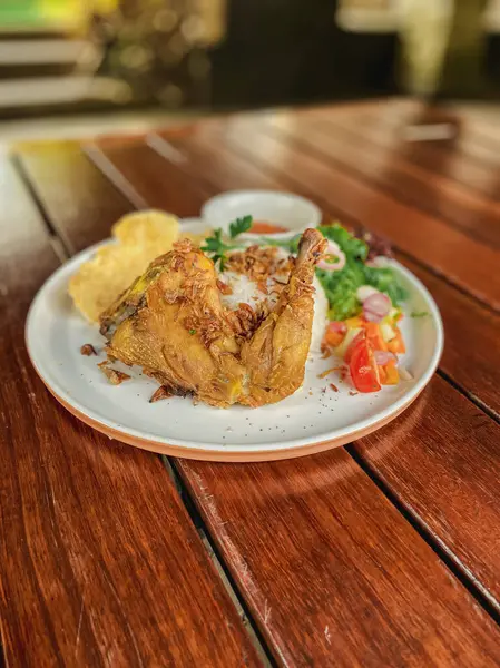 Kızarmış tavuk budu, kızarmış tavuk ve pilav.