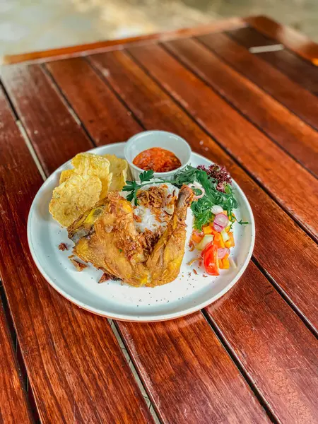 Sebze ve soslu kızarmış tavuk.