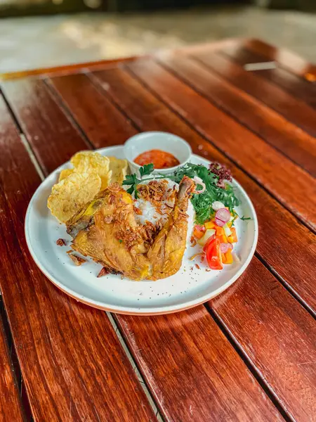 Sebze ve soslu kızarmış tavuk.