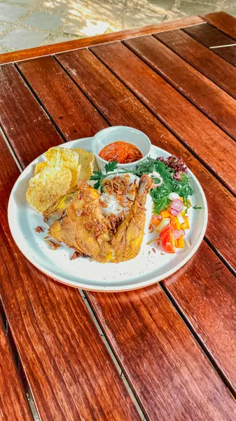 Masada sebzeli ızgara tavuk.