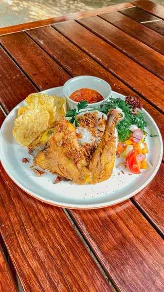 Kızarmış tavuk, kızarmış tavuk ve sebze tabağı..