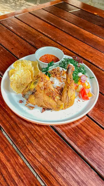 Pirinç ve sebzeli kızarmış tavuk.