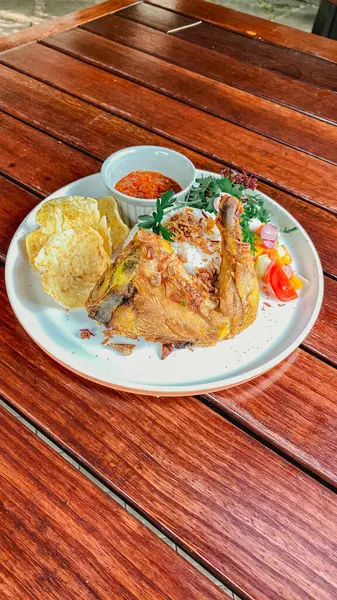 Pirinç ve sebzeli kızarmış tavuk.