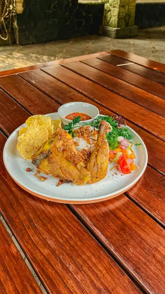 Kızarmış domuz pirzolası ve tabakta sebze salatası ile kızarmış patates. yüksek kaliteli fotoğraf