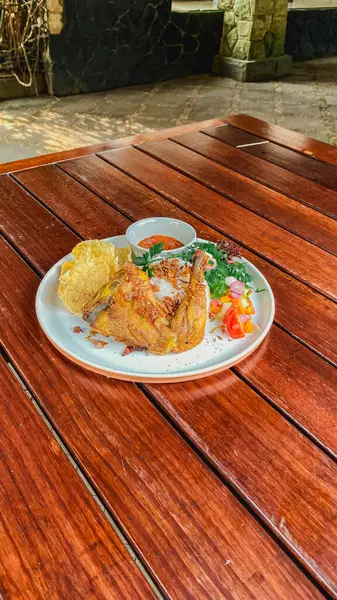 Sebzeli kızarmış balık ve masada kızarmış balık.