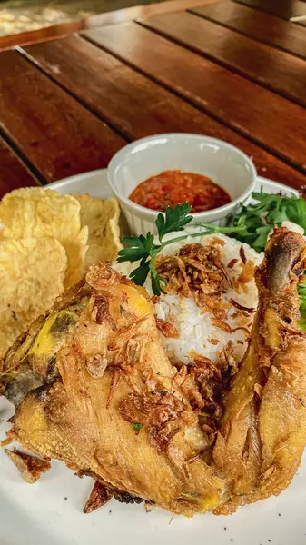 Kızarmış balık, pilav, kızarmış balık ve baharatlı sos.