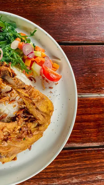 Patatesli kızarmış balık.