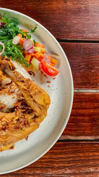 Sebze salatalı ızgara biftek.