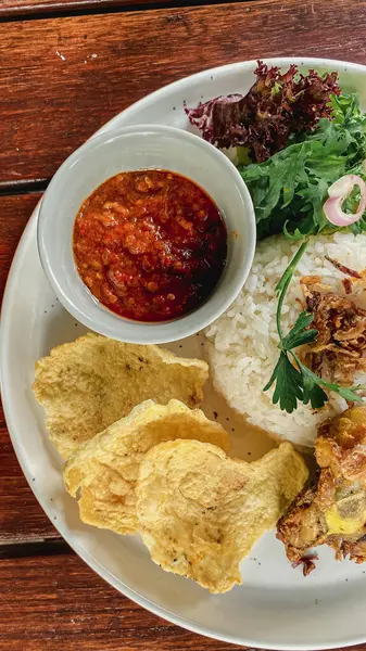 Kızarmış tavuk, pilav, sahanda yumurta, salata ve kızarmış tavuk.