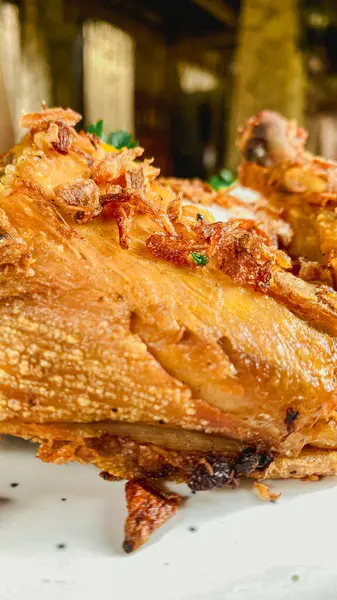 Restoranda kızarmış kalamar.