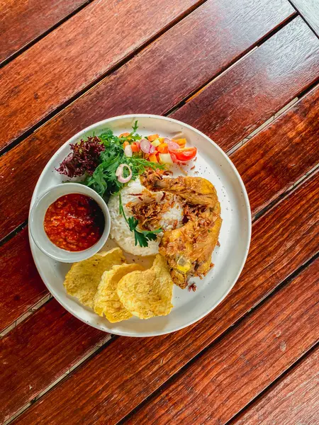 Ahşap masada ızgara tavuk bifteği