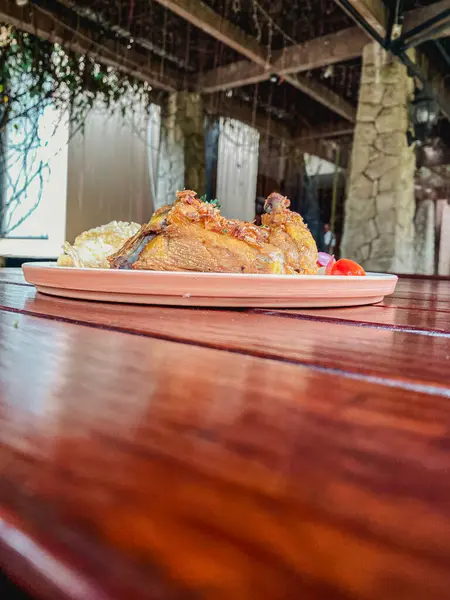 Kızarmış tavuk ve patates masada.
