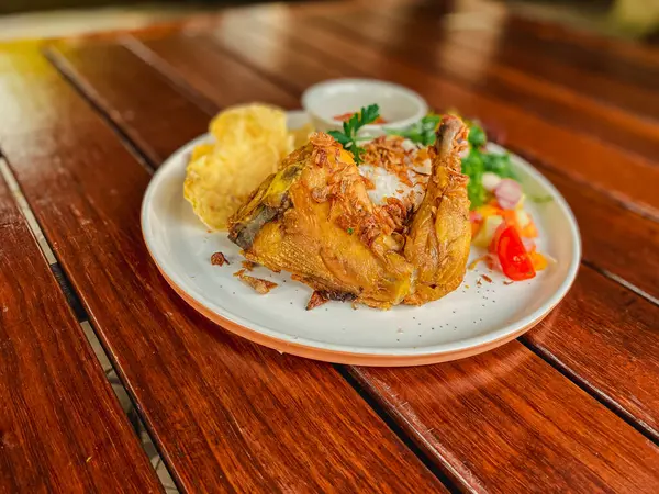 Baharatlı pilavlı kızarmış tavuk.