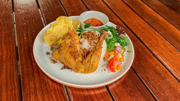 sebzeli tavuk ve cips.