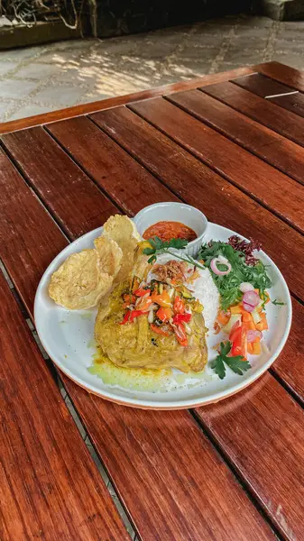 Kızarmış balık ve sebze, yanında yumurta ve pilav.