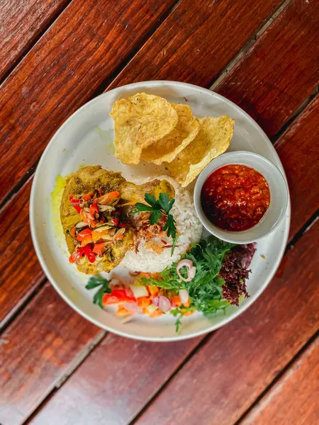 Tayland yemeği, kızarmış pilav ve sebzeli tavuk.