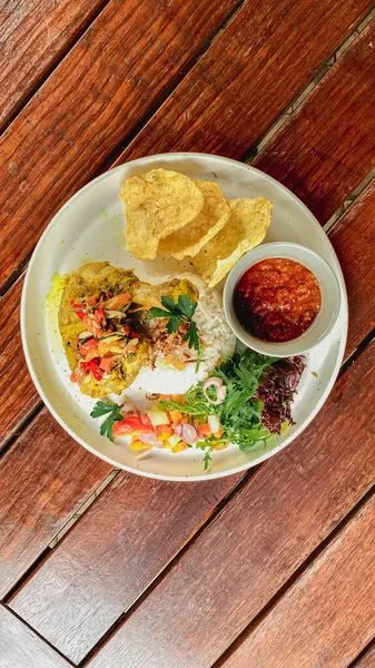 Tahta masada Tayland usulü baharatlı deniz ürünleri salatası.