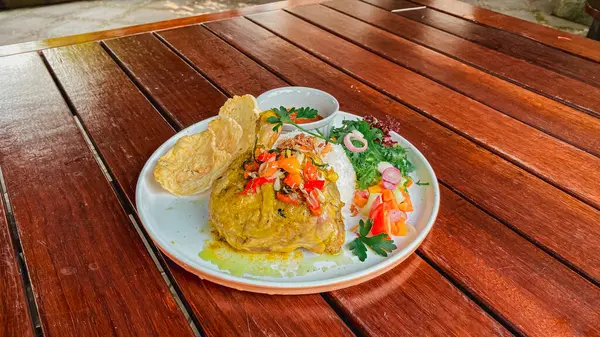 Tahta masada Tayland yemeği, baharatlı balık ve karides salatası..