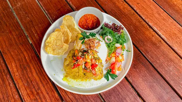 Tayland baharatlı deniz ürünleri, tabakta balık ve sebze, Tayland yemeği.