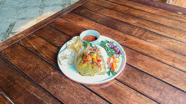 Tahta masada sebzeli sahanda yumurta.