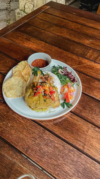 Tayland usulü kızarmış pilav, ahşap masada yumurta, üst manzara, Tayland yemeği, Tayland yemeği, Tayland yemeği, Tayland yemeği.,