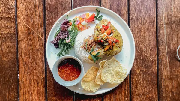 Tayland yemeği kızarmış pilav ve ahşap masada kızarmış balık.