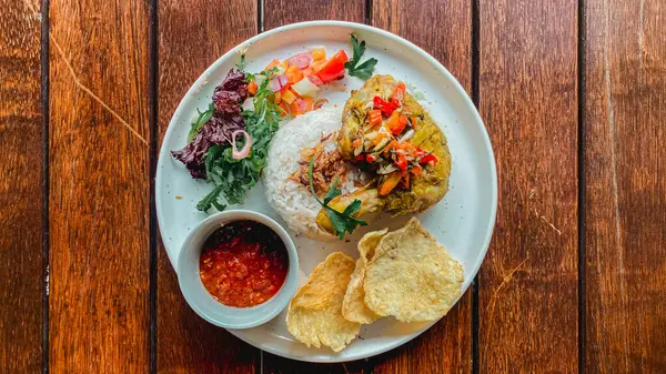 Tabağında pilav olan kızarmış balık.