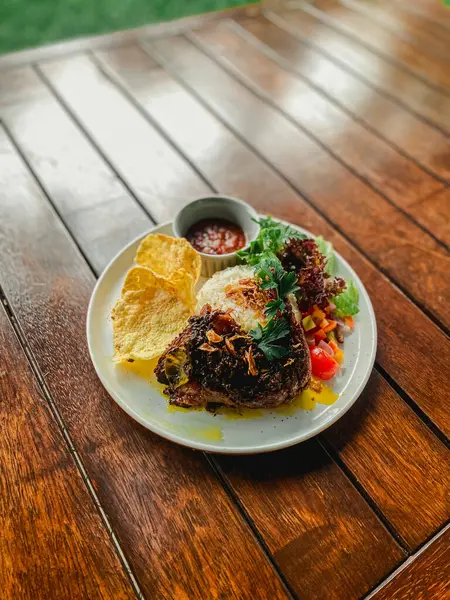 Bir tabak kızarmış tavuk ve kızarmış yumurta.