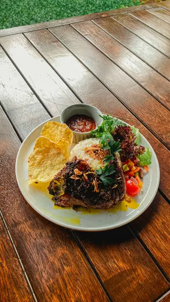 Sebze ve soslu ızgara tavuk.