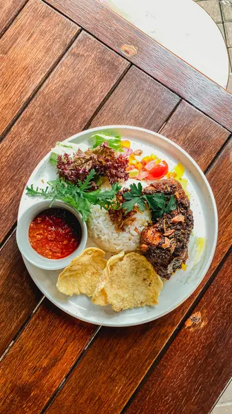 Balıklı Endonezya pirinci