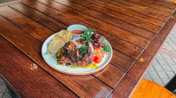 Kızarmış domuz pirzolası, kızarmış domuz eti, ızgara domuz eti, sebze ve sos, ızgara sebze, ızgara domuz eti ve ızgara sebze.,