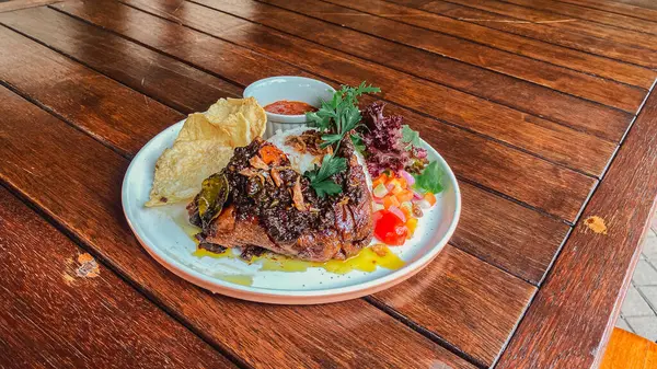 Sebze ve soslu ızgara balık.