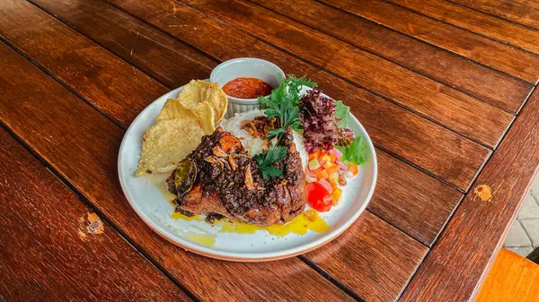 Sebze ve soslu ızgara balık.