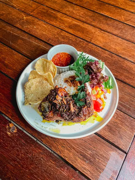 Sebzeli ve soslu kızarmış tavuk körisi, yemek arkaplanı, Tayland usulü yemek.