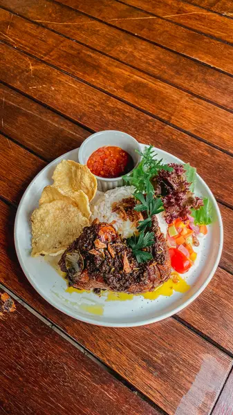 Tavuklu pilav, kızarmış tavuk ve tabakta salata.