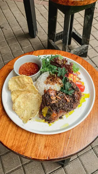 Sebze ve baharatlı ızgara pilav.