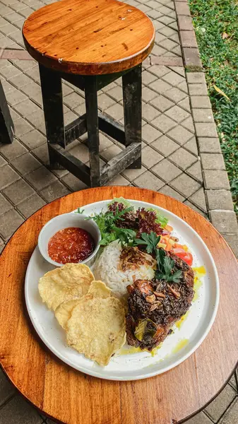 Tavuklu pilav ve sebze.