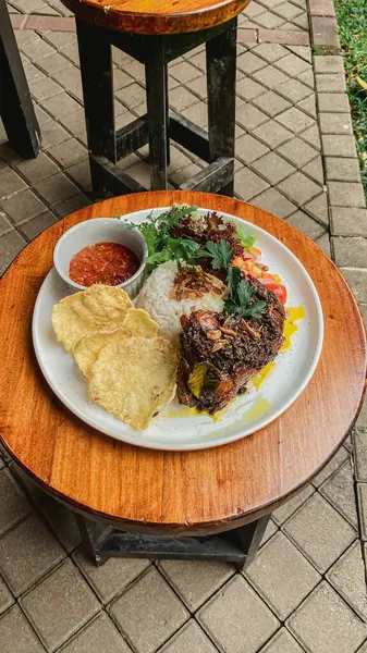 Endonezya yemeği, kızarmış pilav ve kızarmış tavuk.