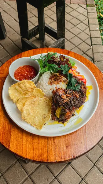 Endonezya mutfağı, kızarmış pirinç ve tavuk, kızarmış yumurta, kızarmış pilav, kızarmış tavuk ve sebze.