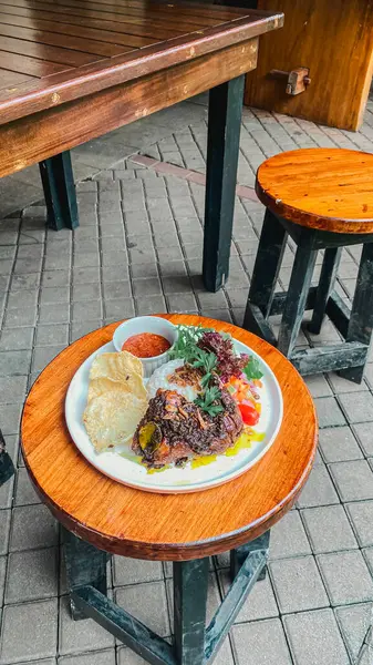 Kızarmış et ve sebzeli pilav.