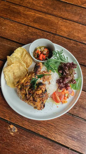 Endonezya yemeği, körili tavuk, pirinç ve sebze