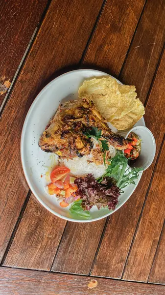 Sebzeli ve soslu ızgara tavuk biftek.