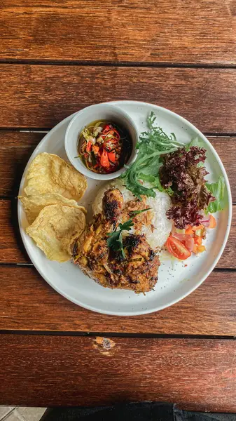 Tavuklu pilav ve sebze