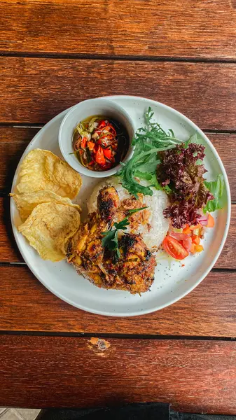 Tayland yemeği, kızarmış pilav, kızarmış tavuk ve kızarmış tavuk.