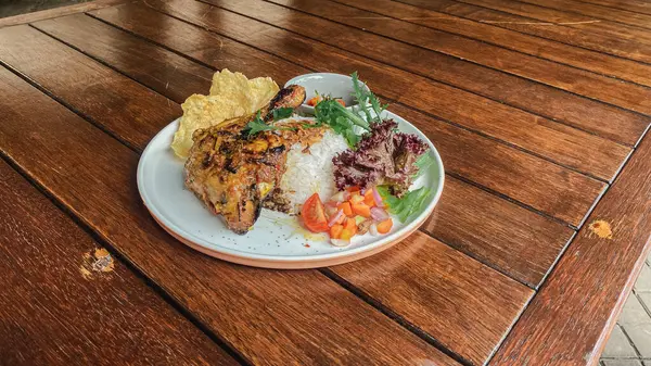 Sebze ve pirinçli ızgara domuz eti.