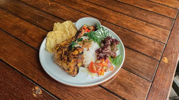 bir tabak ızgara balık