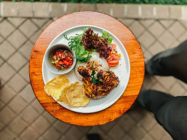 Sebzeli ve baharatlı kızarmış tavuk.